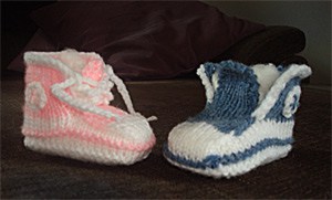 Zwei gehäkelte bzw. gestrickte Baby Chucks