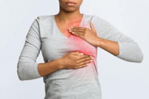 Frau hat wegen Brustentzündung Brustschmerzen