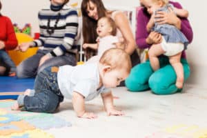 Kinder spielen in einer Krabbelgruppe