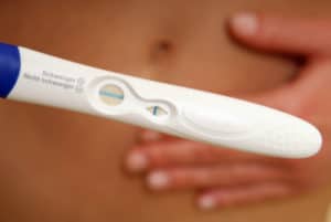 Frau hält negativen Schwangerschaftstest