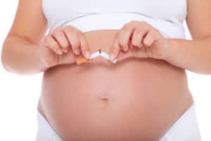 Schwangere Frau hört mit dem Rauchen auf