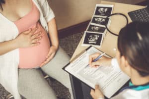Schwangere Frau ist beim Frauenarzt zu einer Untersuchung