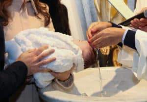 Baby wird in der Kirche getauft