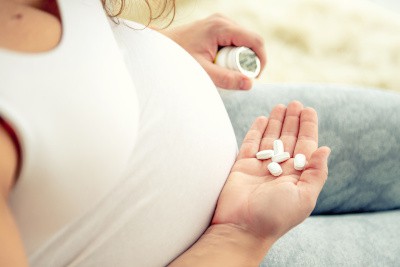 Schwangere Frau nimmt Folsäure ein