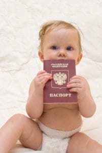 Baby hat seinen Reisepass in der Hand