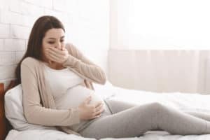Übelkeit in der Schwangerschaft - Einer schwangeren Frau ist übel