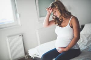 schwangere Frau geht es nicht gut (Schwangerschaftsvergiftung)