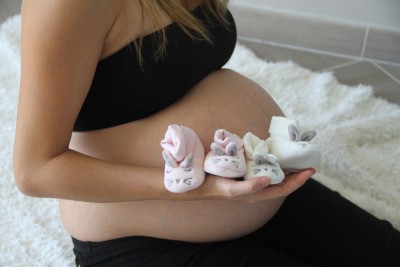 Zwillingsschwangerschaft - Schwanger Frau erwartet Zwillinge