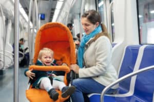 Kind schreit in der Bahn