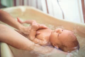 Baby wird gebaden