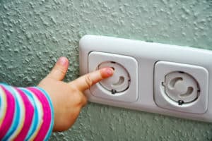 Wohnung kindersicher machen - Kindersicherung bei Steckdosen