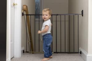 Wohnung kindersicher machen - Treppengitter anbringen