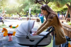 Mutter ist mit Kind draußen auf dem Spielplatz