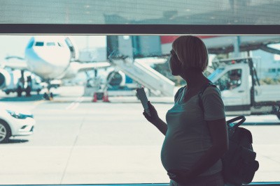 Schwangere Frau am Flughafen