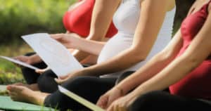schwangere Frauen sitzen im Geburtsvorbereitungskurs