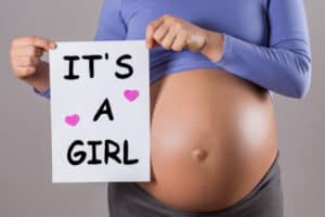 Schwangere Frau erwartet ein Mädchen