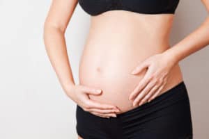 Schwangere Frau in der 19. Schwangerschaftswoche