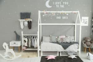 schön eingerichtetes Babyzimmer mit Wandtattoos dekoriert
